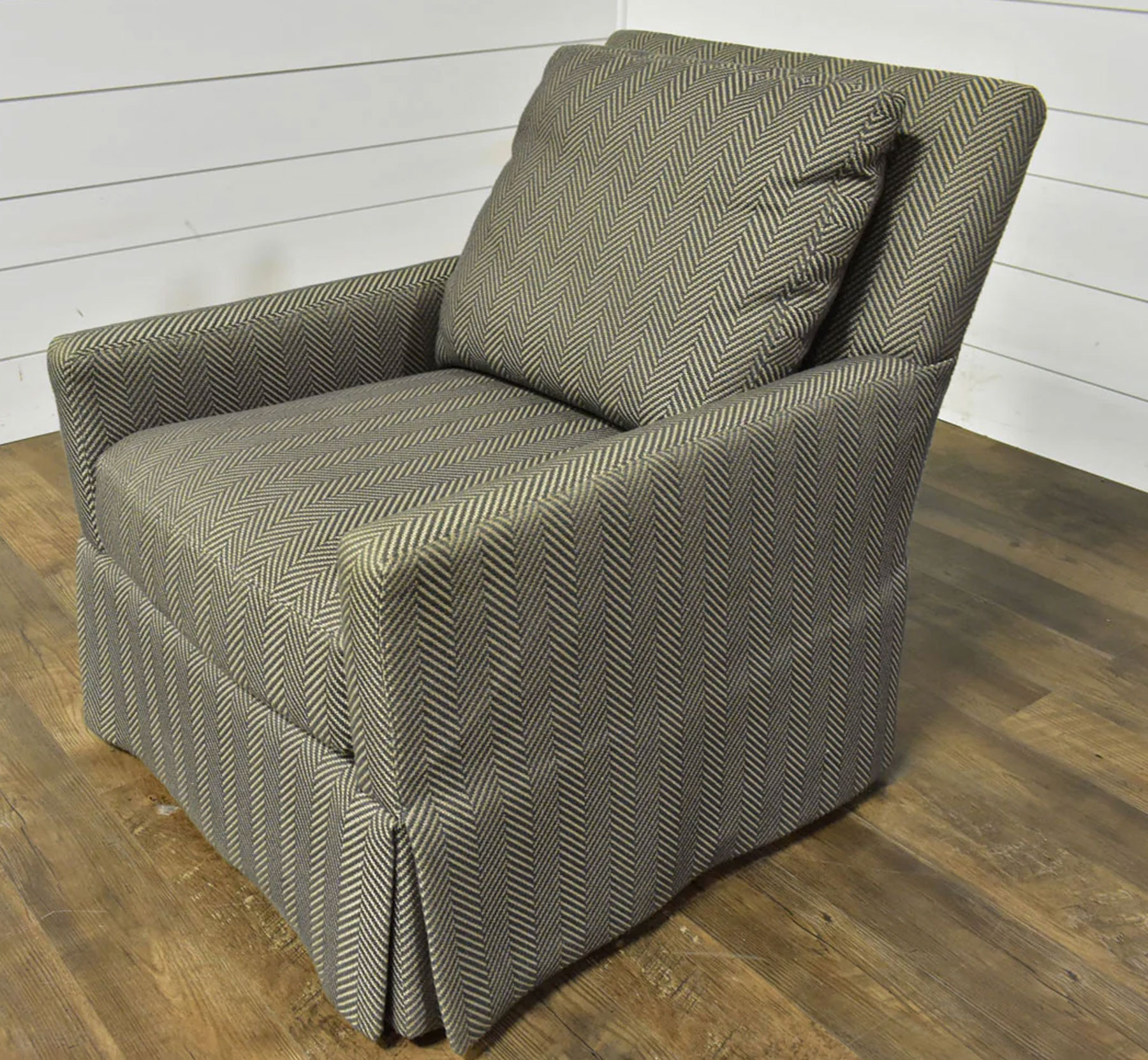 Wesley Hall 679 Fowler Swivel Chair in Roxbury Graphite Fabric