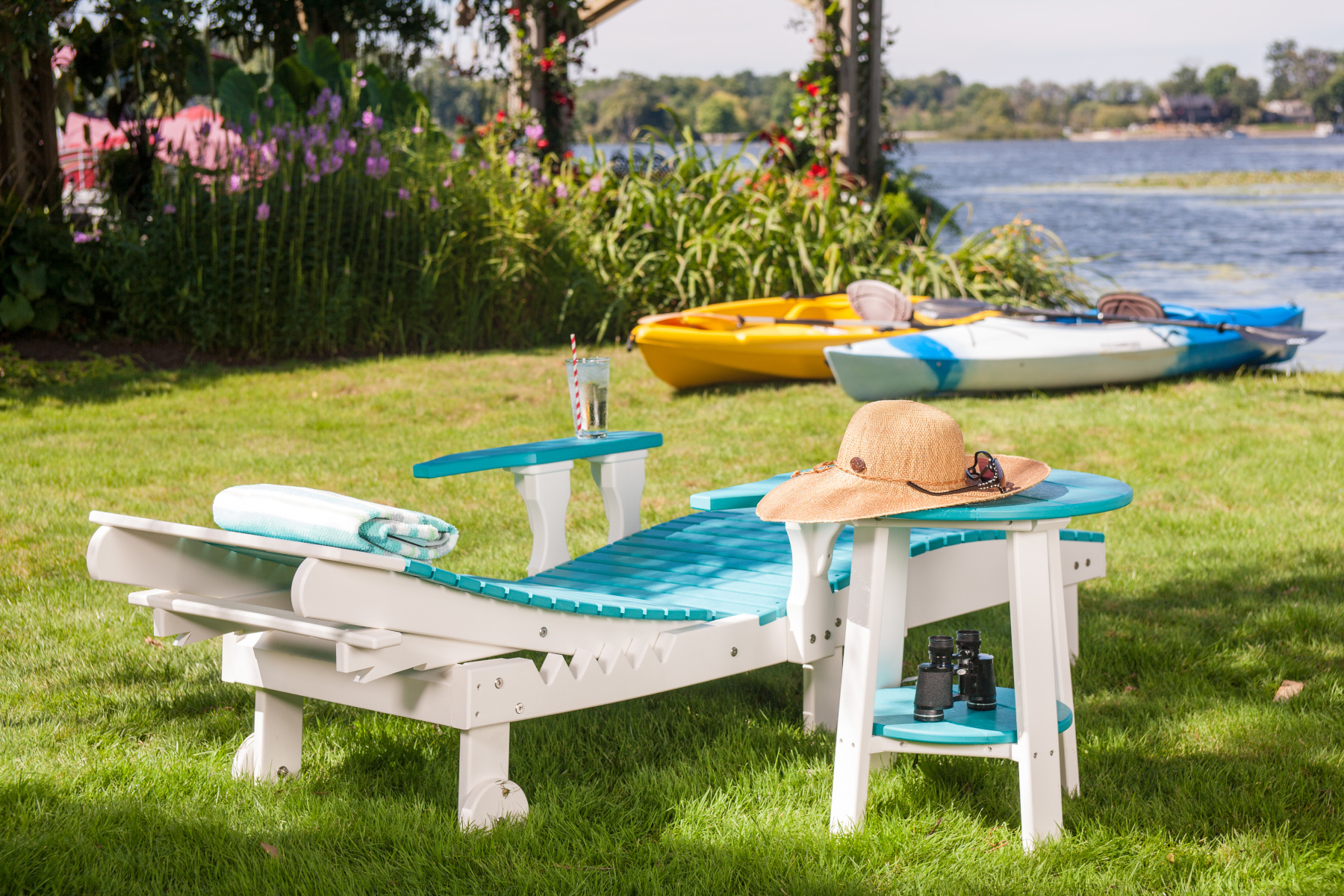 Deluxe Poly End Table in Aruba Blue & White