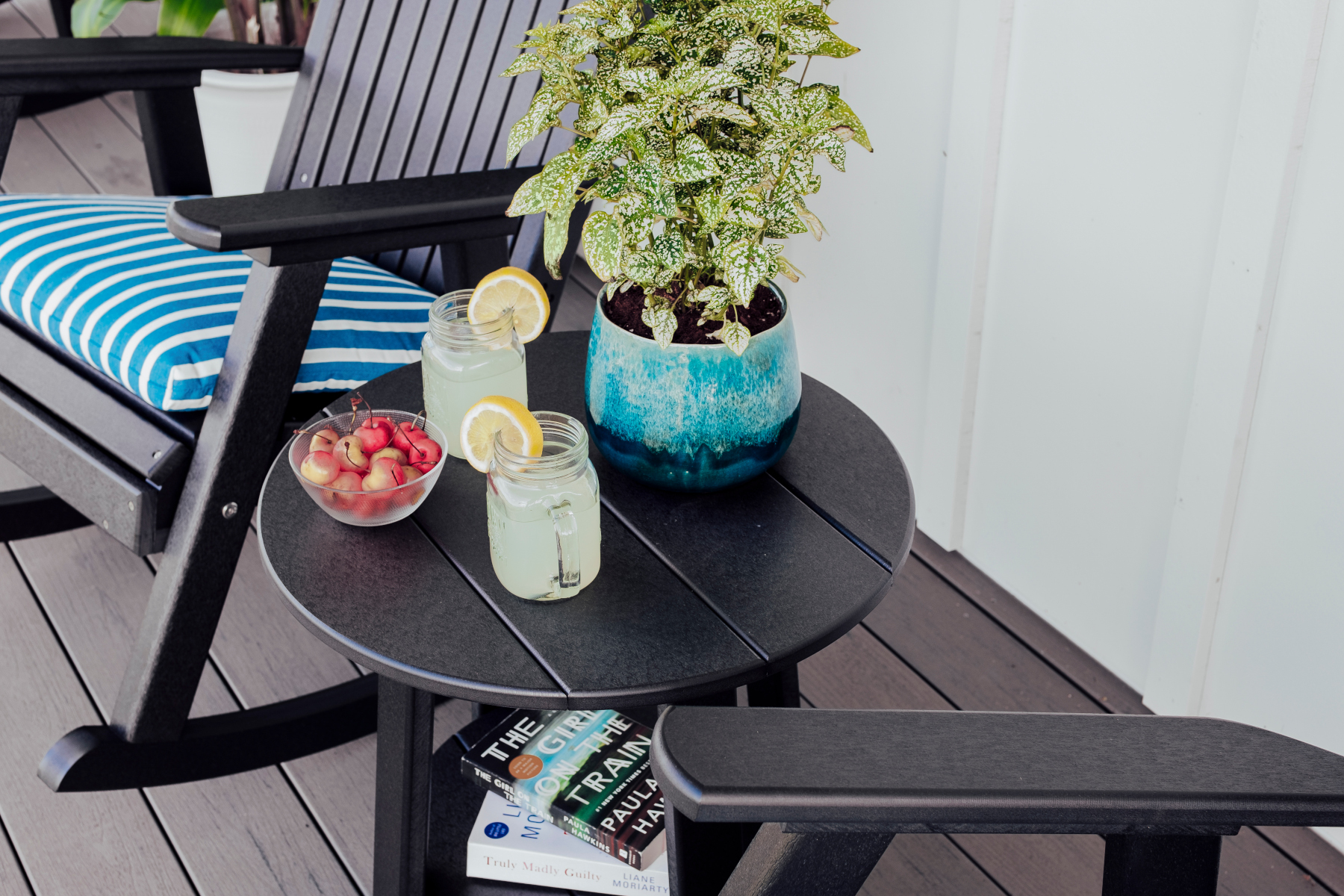Deluxe Poly End Table in Black