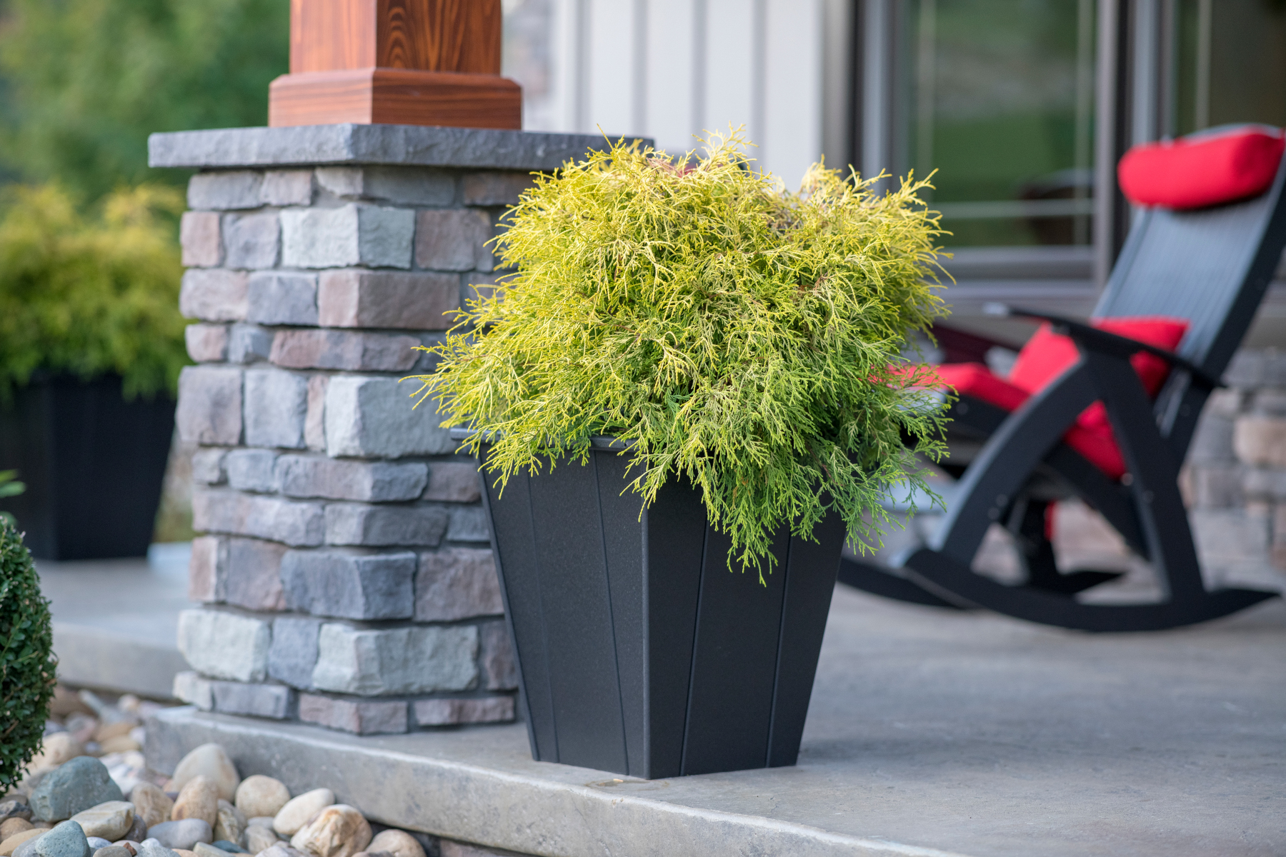 22" Elite Planter in Black
