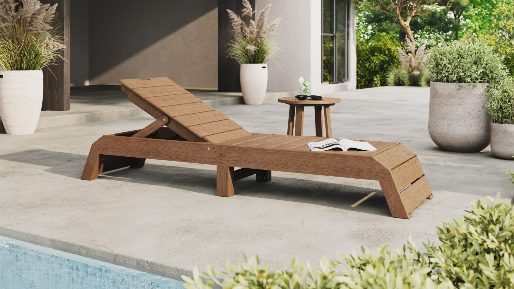 Urban Chaise Lounge in Antique Mahogany