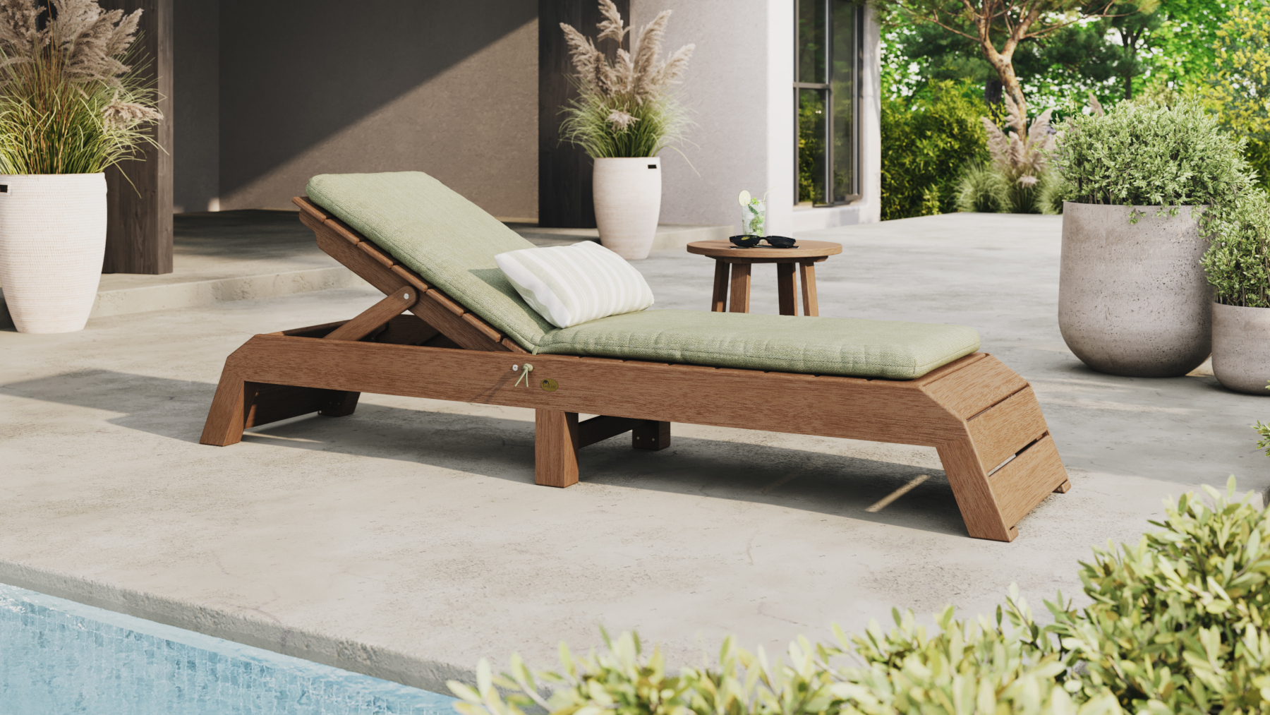 Urban Chaise Lounge in Antique Mahogany