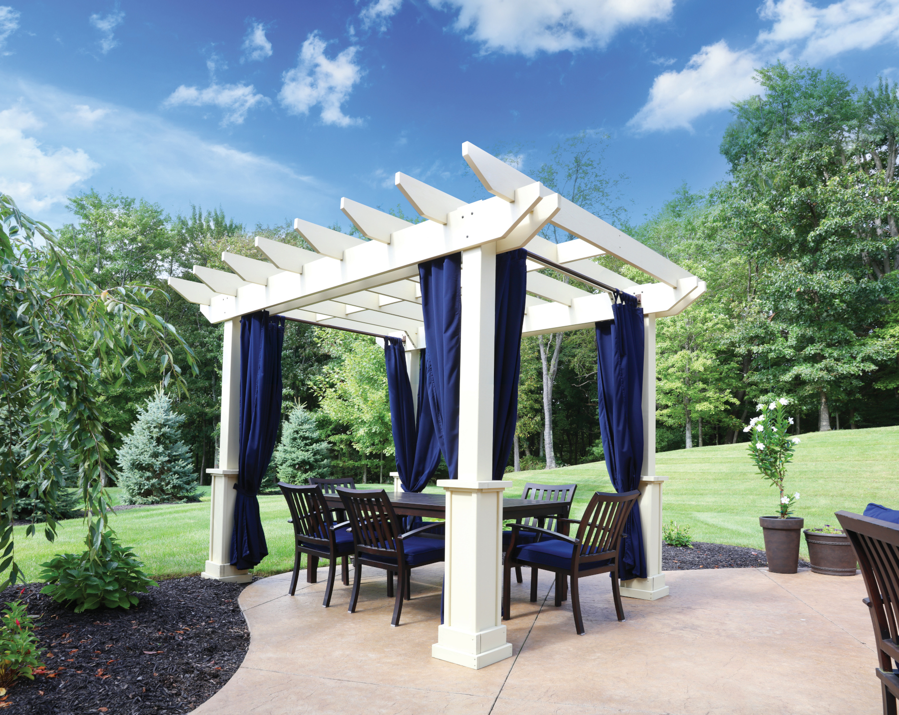 Mendoza Pergola with Dia Shade