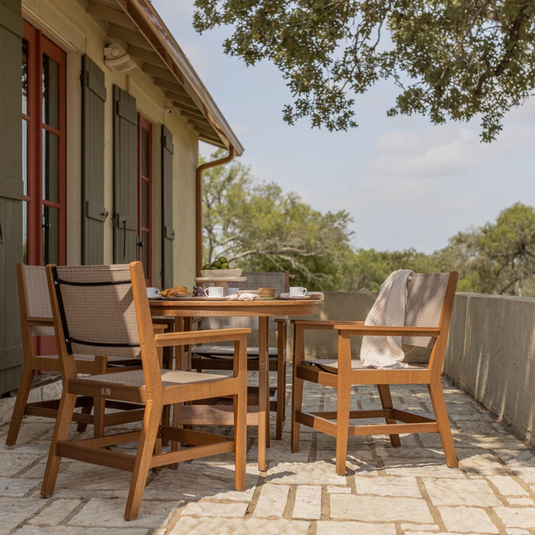 Harbor 38" Round Table