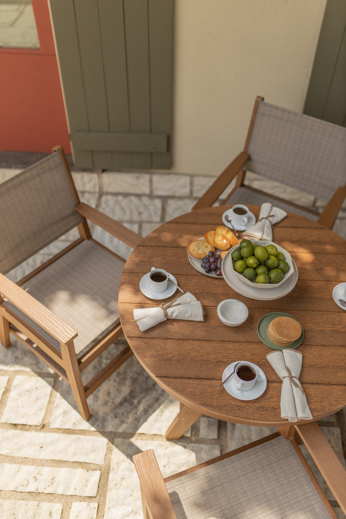 Harbor 38" Round Table with Mayhew Sling Dining Chairs