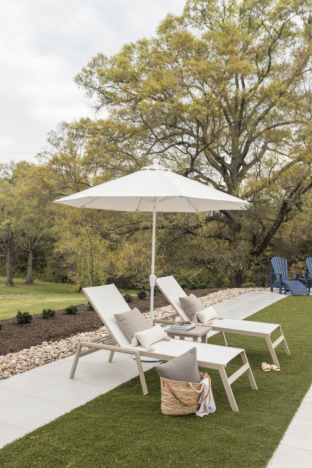 Vida Chaise Lounges with End Table
