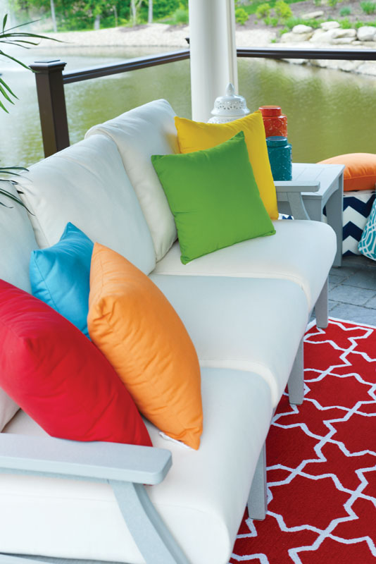 Classic Terrace Sofa with Light Grey Frame