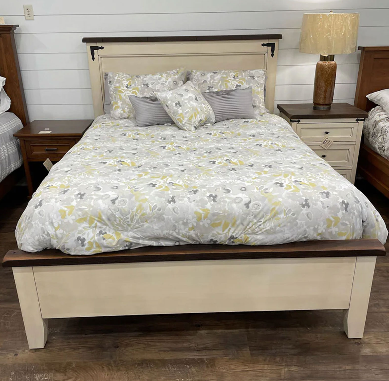 Farmhouse Heritage 6002 Queen Bed in Rustic Cherry with Reclaimed Top 