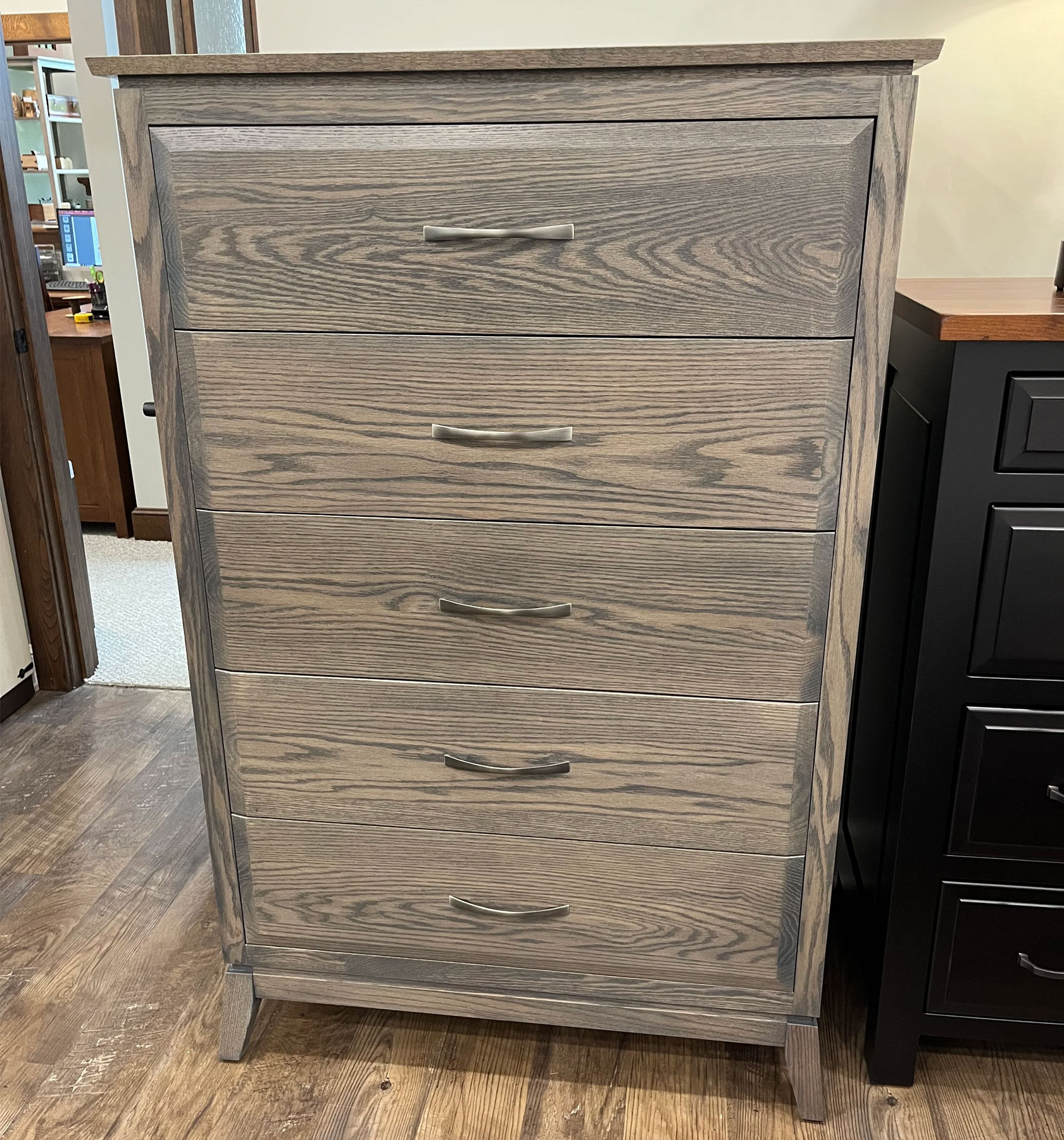 Saratoga Chest of Drawers in Red Oak