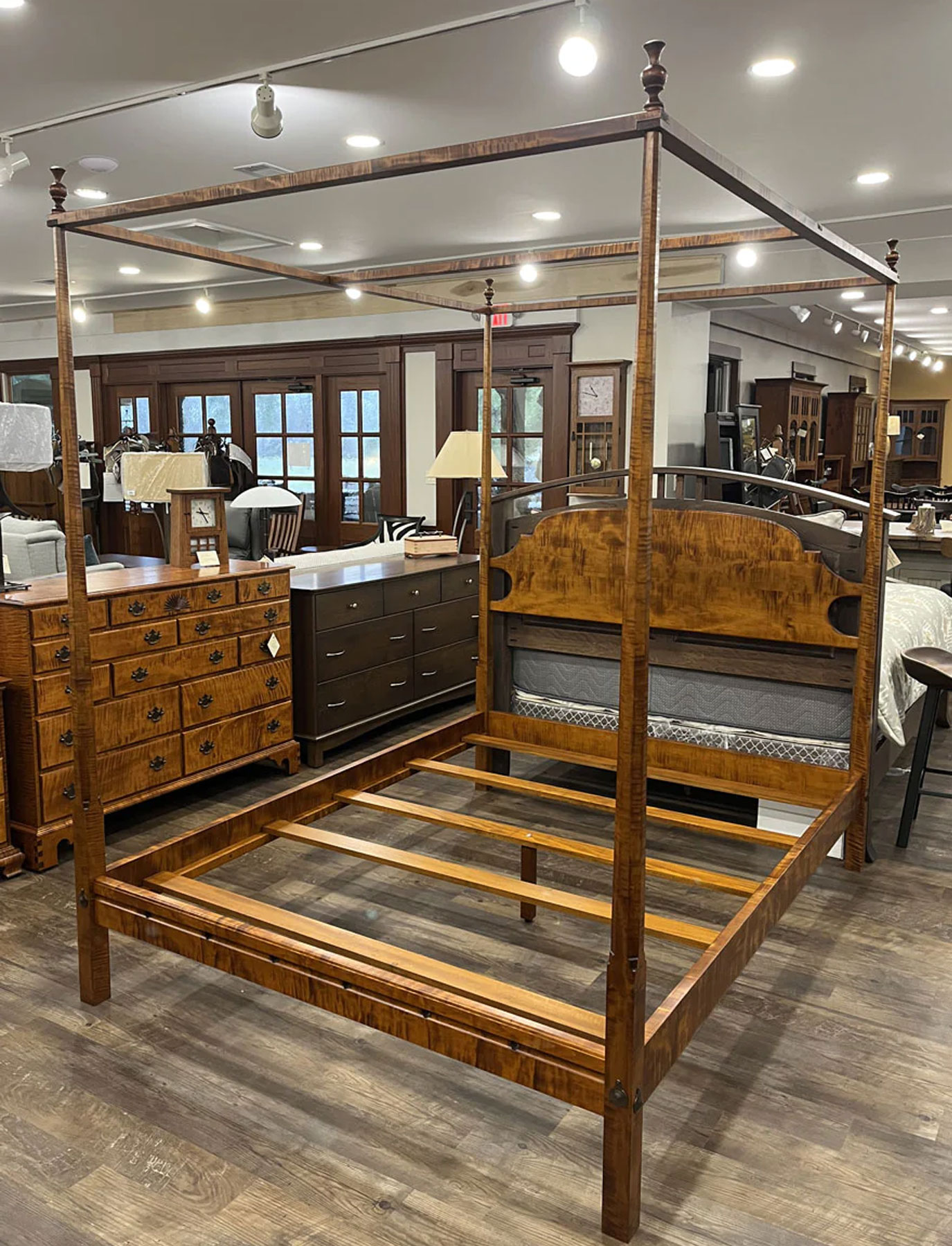 Treharn Pencil Post Queen Bed in Tiger Maple