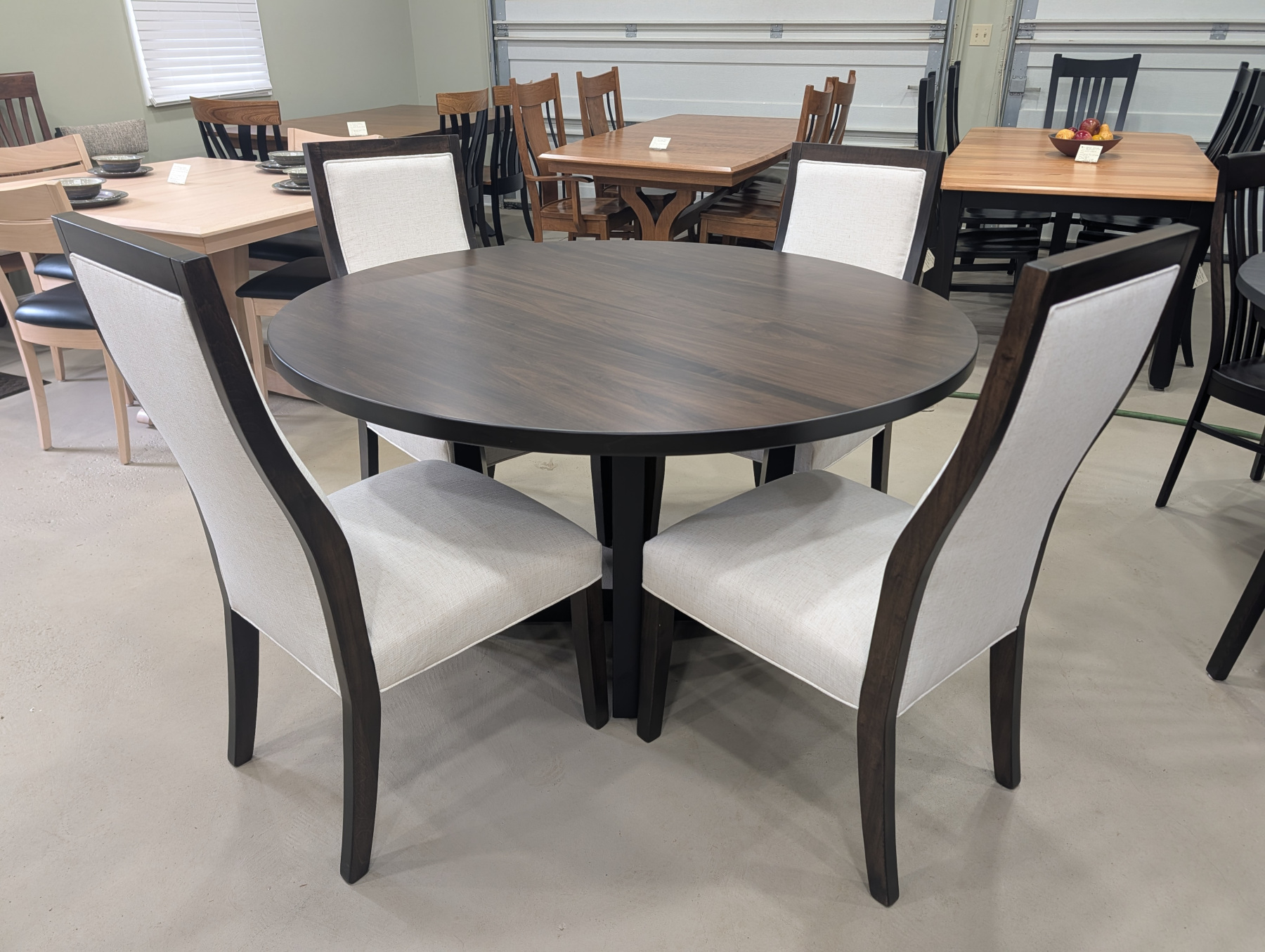 Lindor Single Pedestal Table and Kelly Side Chairs
