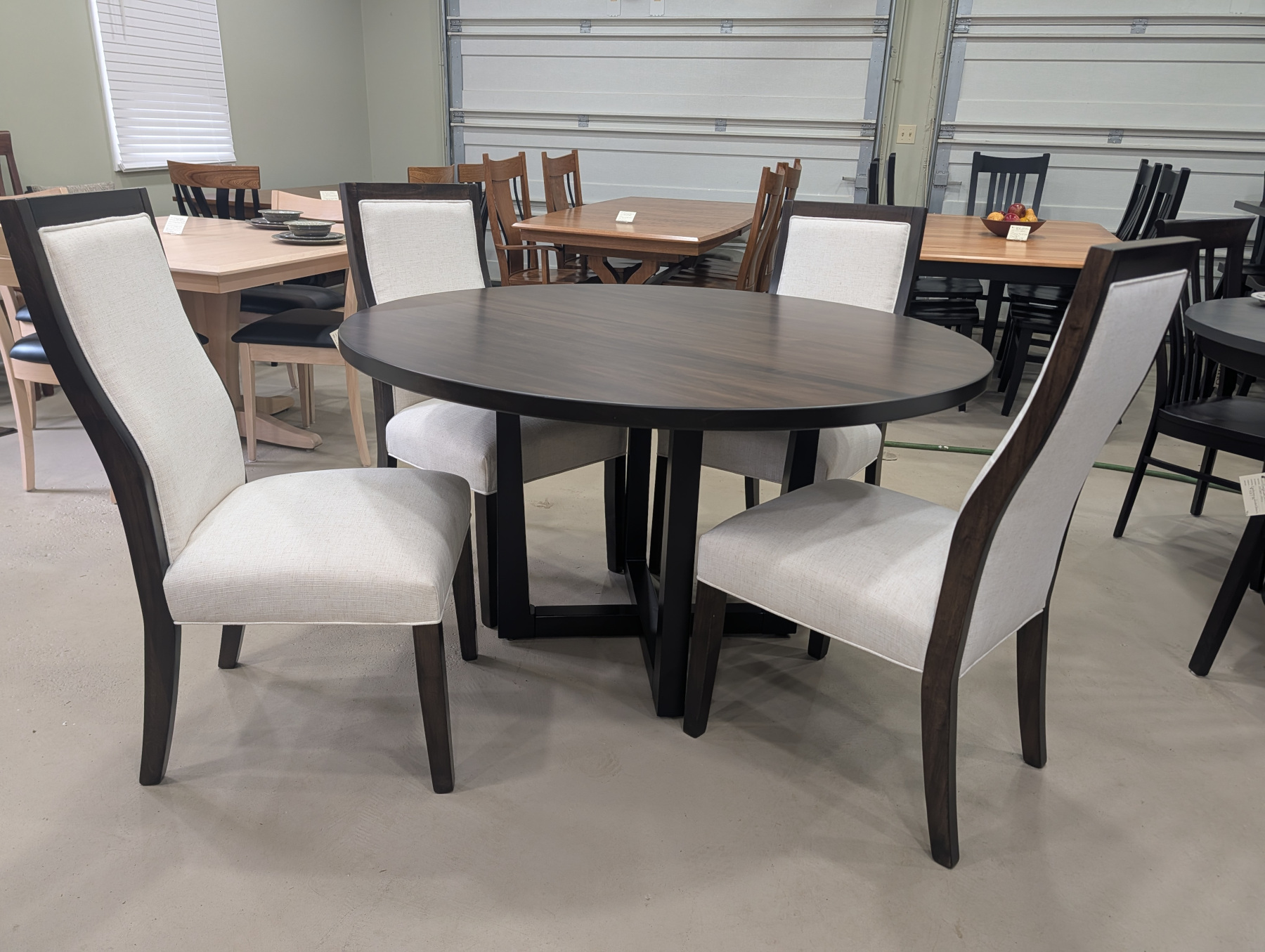 Lindor Single Pedestal Table and Kelly Side Chairs