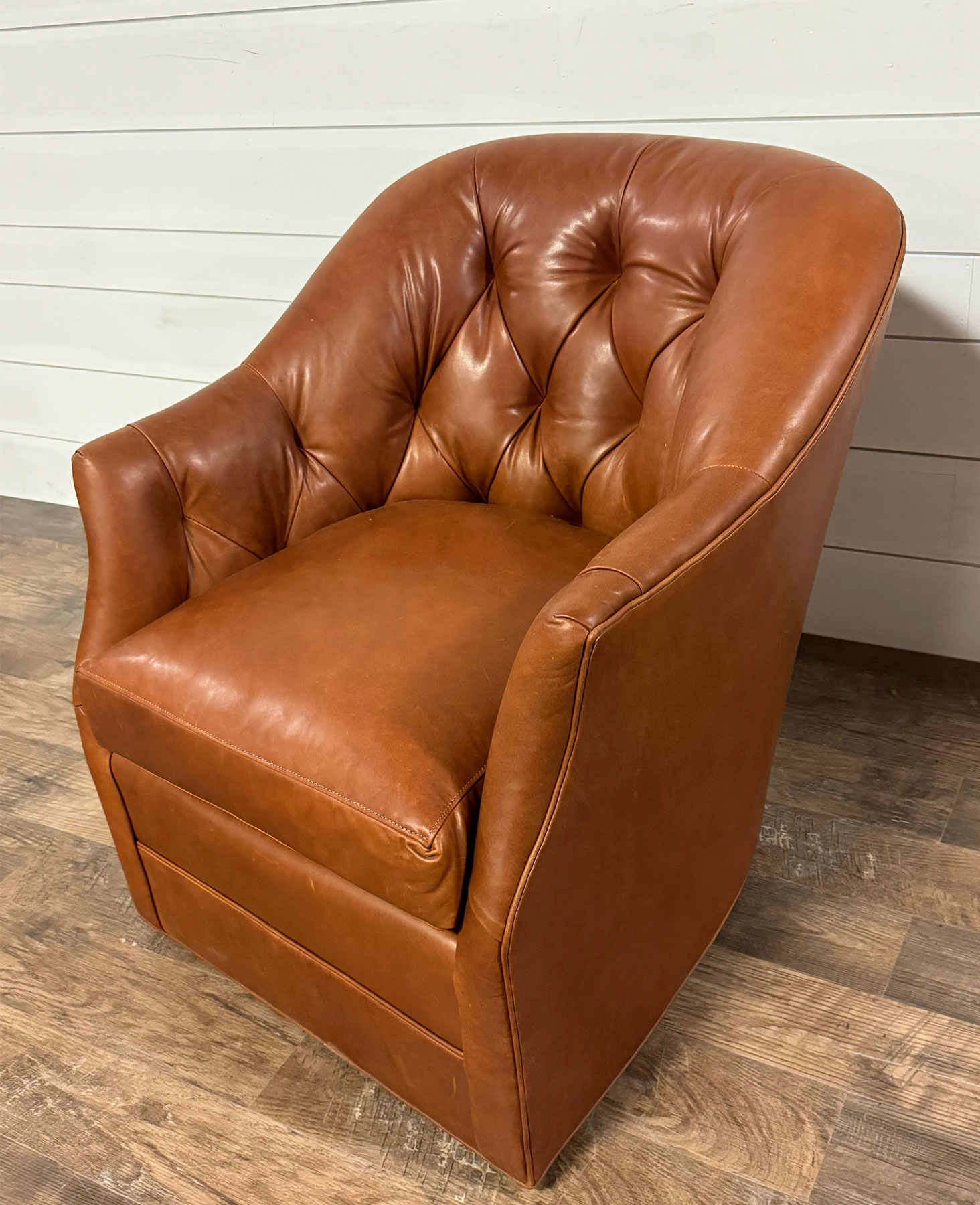 Wesley Hall L7107 Beckett Swivel Chair in Sheridan Nutmeg Leather