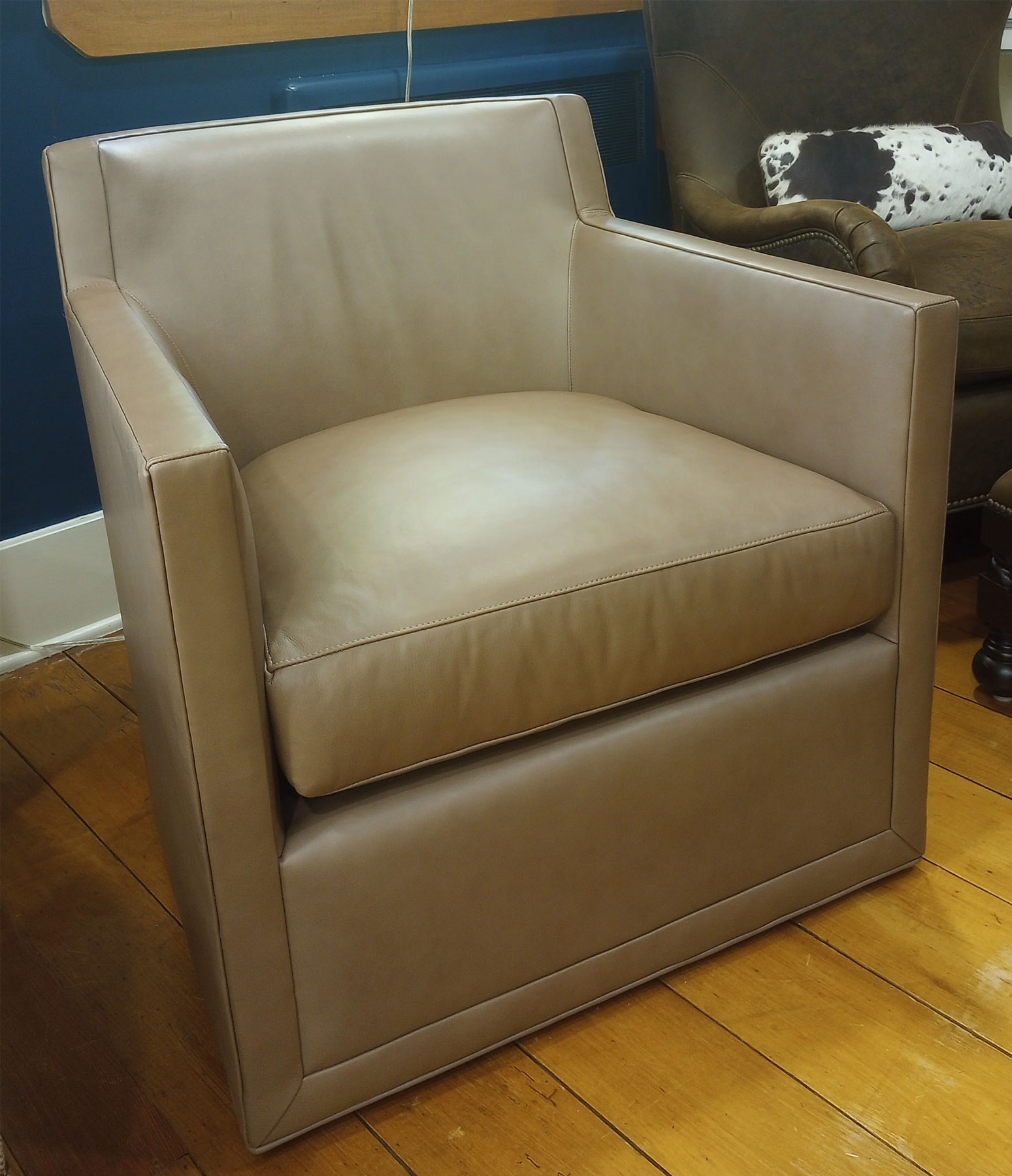 Wesley Hall L532 Thedford Swivel Chair in Bodie Toffee Leather