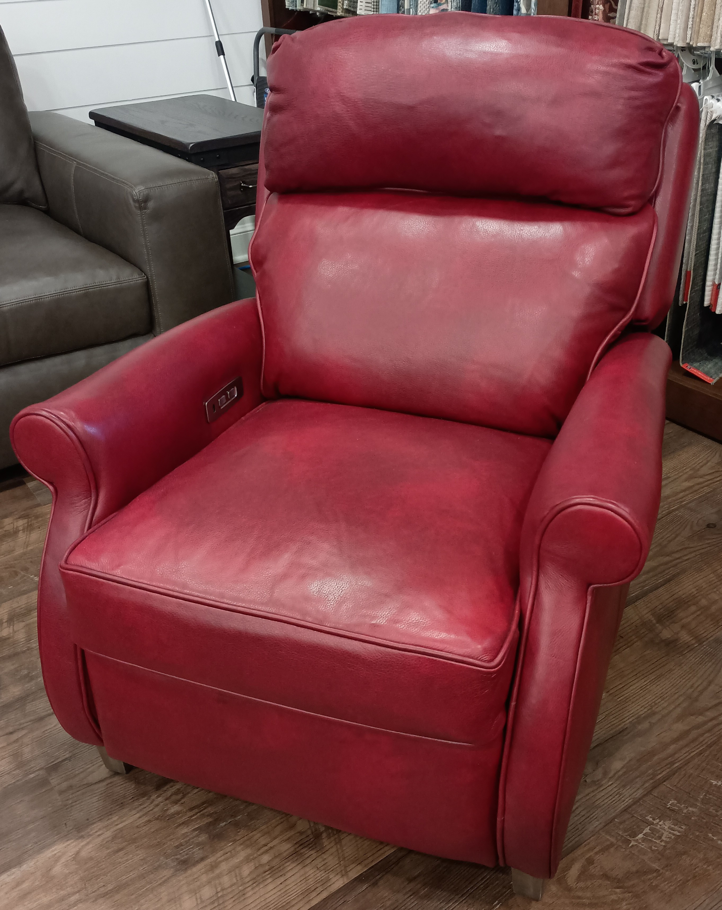 Tucker 1337POP Recliner with Pop-Up Headrest in Alexandria Hibiscus