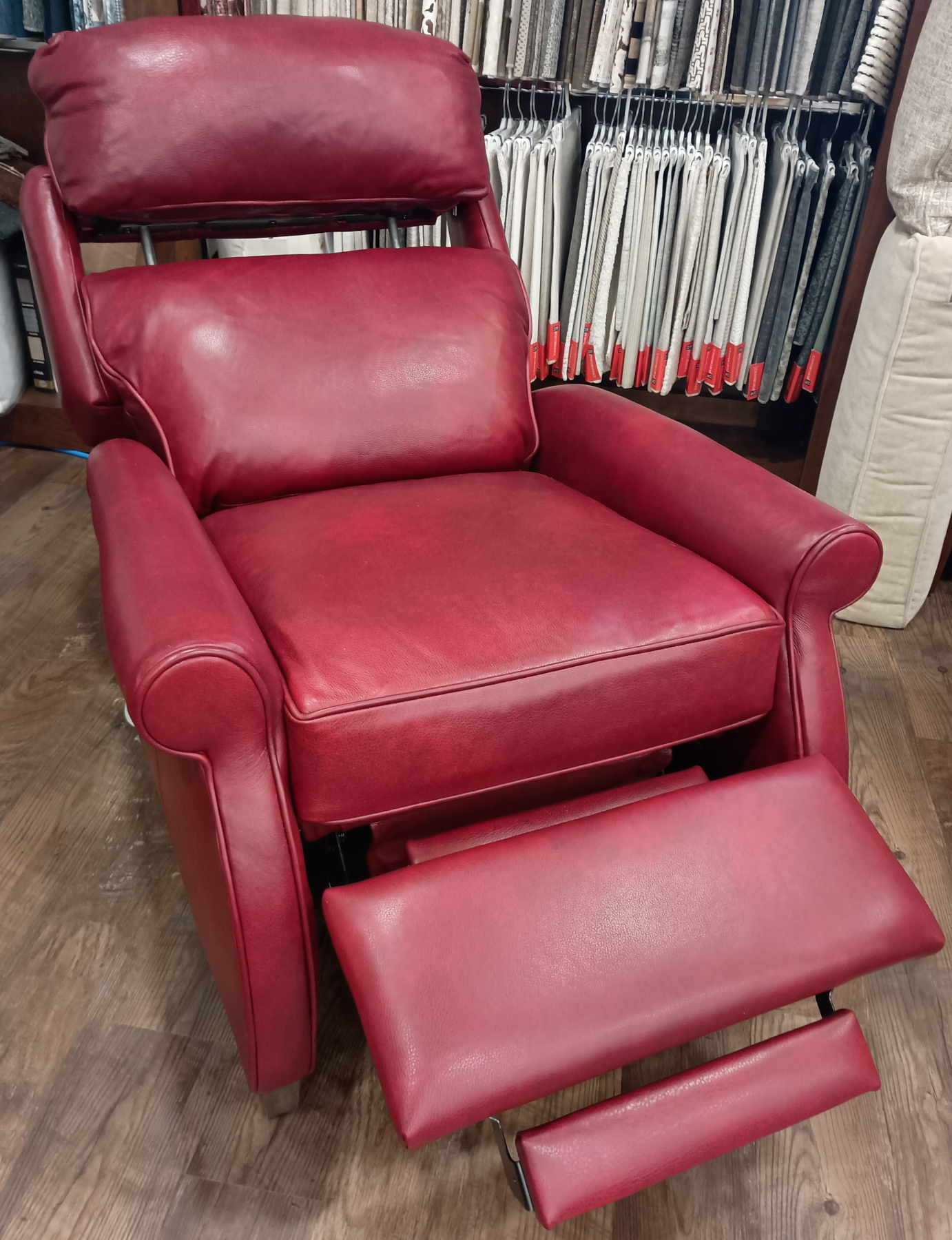 Tucker 1337POP Recliner with Pop-Up Headrest in Alexandria Hibiscus