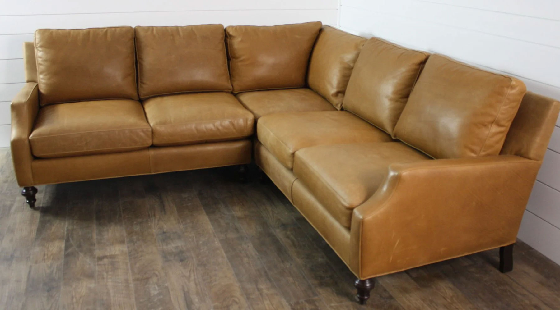McKinley Leather 4245 Fox Sectional in Harness Nut Leather